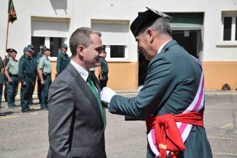 El general Hermida impone condecoración a detective privado
